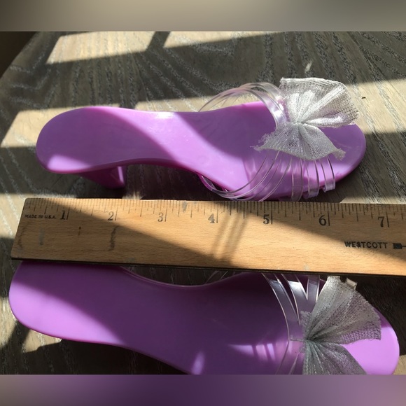 Purple princess heels “What kids want” brand. 7” footbed (measured on an angle) - Picture 2 of 5